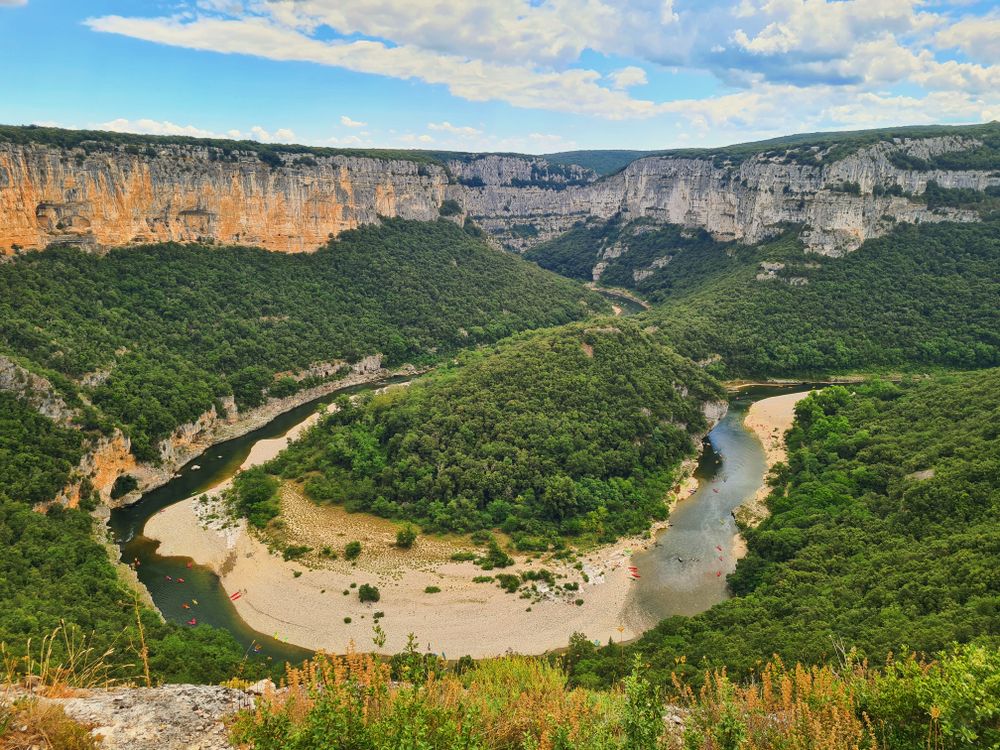 Méandre de la rivière entre les falaises des gorges du Tarn